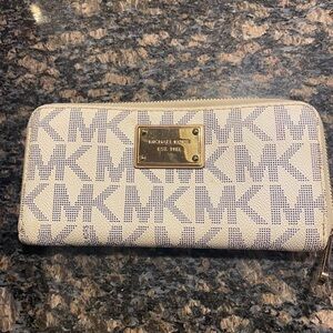 Michael Kors Vanilla MK leather wallet Gold Zip around Slip & zip pockets Logo